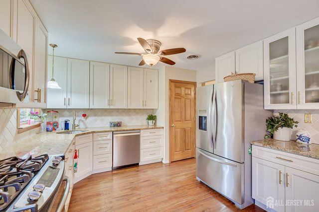 8 Adelphi Court, Edison, NJ 08837