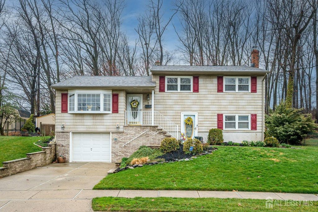 8 Adelphi Court, Edison, NJ 08837