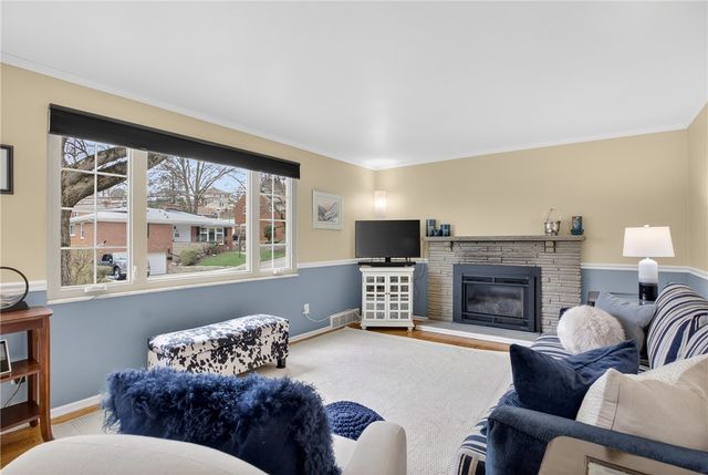 832 Ella St, Mt Lebanon, PA 15243