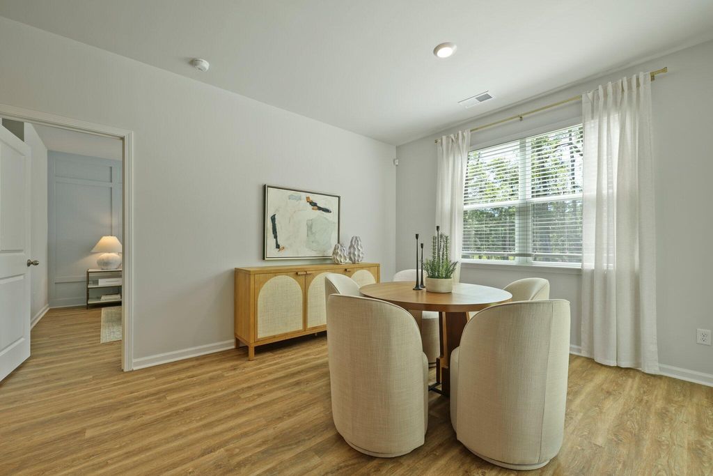 Image 17 of property listing at 1023 Laurel Oaks Drive, Summerville, SC 29483