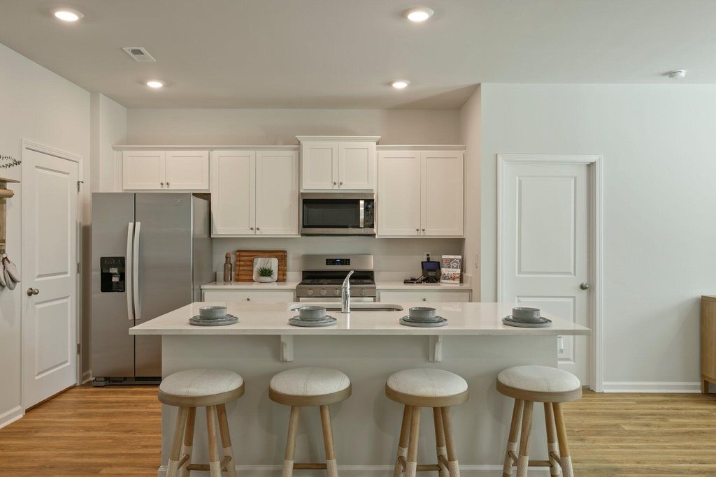 Image 2 of property listing at 1023 Laurel Oaks Drive, Summerville, SC 29483