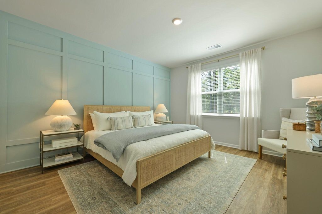 Image 5 of property listing at 1023 Laurel Oaks Drive, Summerville, SC 29483