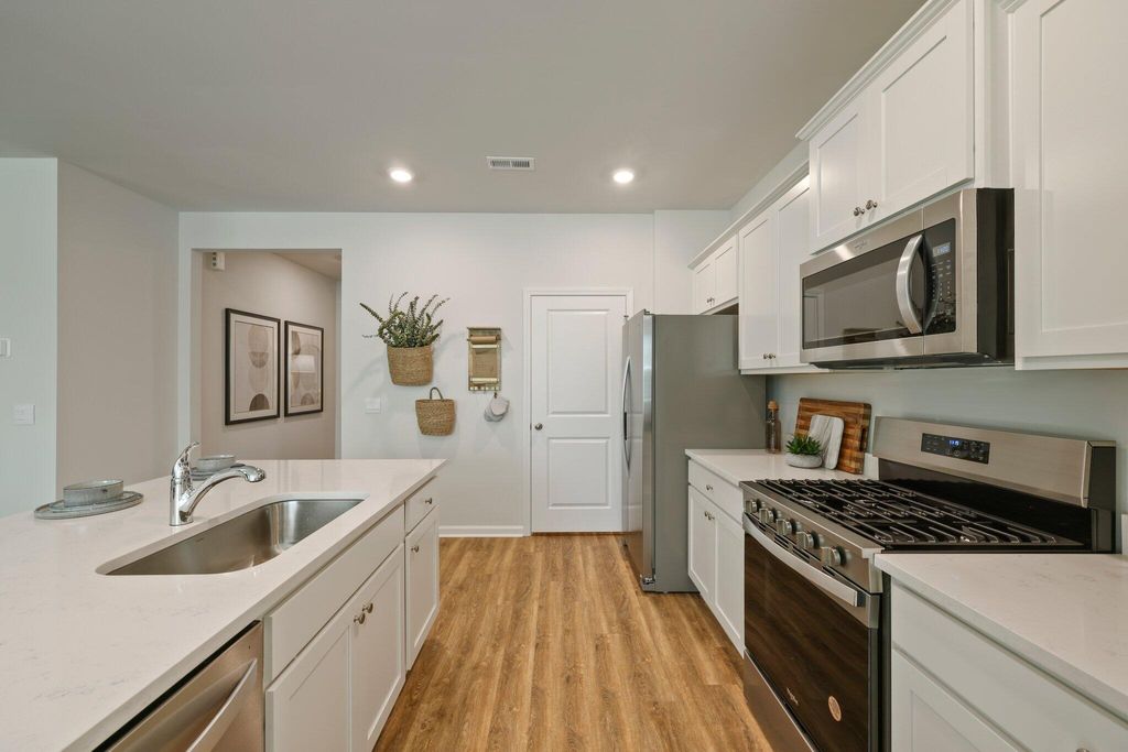 Image 9 of property listing at 1023 Laurel Oaks Drive, Summerville, SC 29483