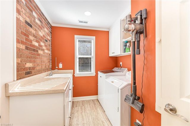 300 Gloucestershire Road, Winston-salem, NC 27104