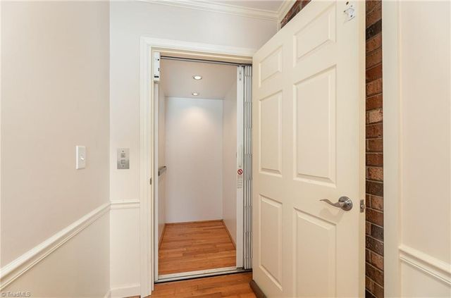 300 Gloucestershire Road, Winston-salem, NC 27104