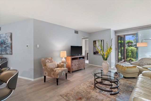 425 W Willow COURT #107, Fox Point, WI 53217