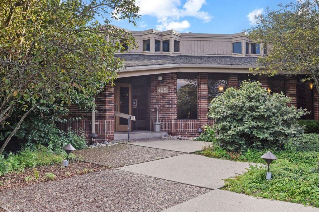 425 W Willow COURT #107, Fox Point, WI 53217