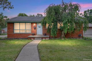 20432 Hunt Club Drive, Harper Woods, MI 48225