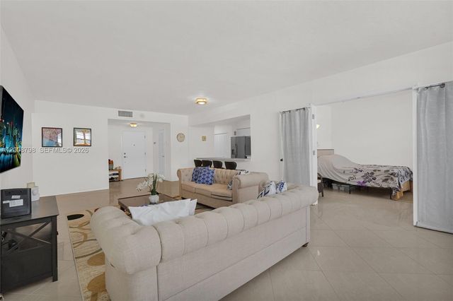 5825 Collins Ave 2E, Miami Beach, FL 33140