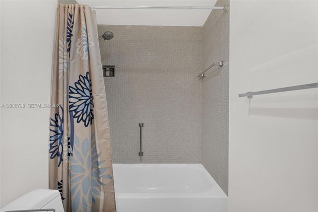 5825 Collins Ave 2E, Miami Beach, FL 33140