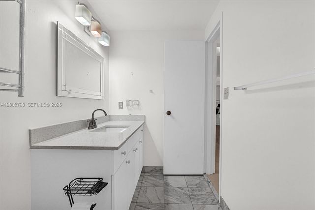 5825 Collins Ave 2E, Miami Beach, FL 33140