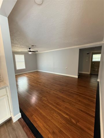 305 E Francis Street, Baytown, TX 77520