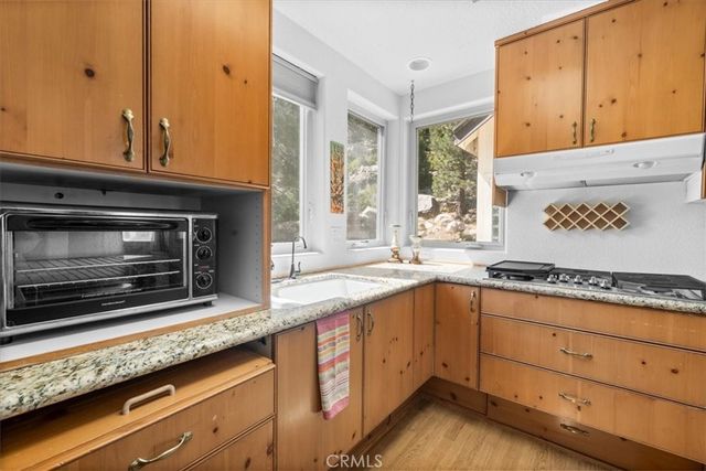 38512 North Shore Drive, Fawnskin, CA 92333
