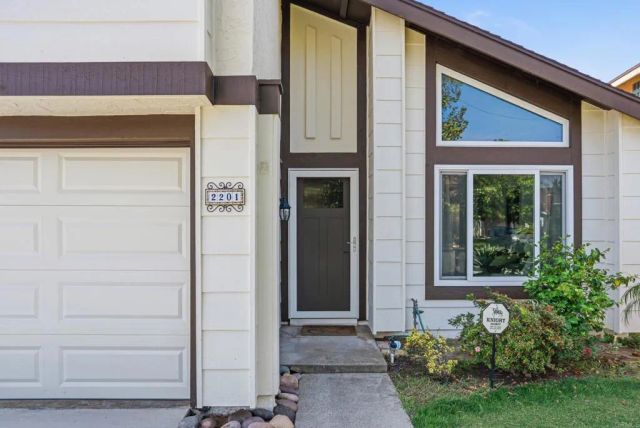 2201 Amber Lane, Escondido, CA 92026