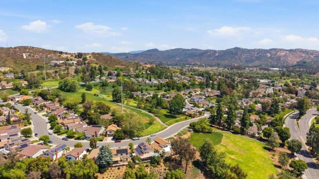 2201 Amber Lane, Escondido, CA 92026