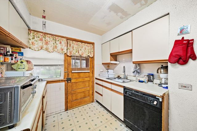 429 Geneva Avenue, Bellwood, IL 60104