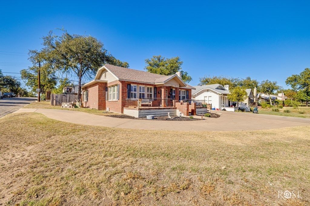 Image 33 of property listing at 423 S Washington Dr, San Angelo, TX 76901