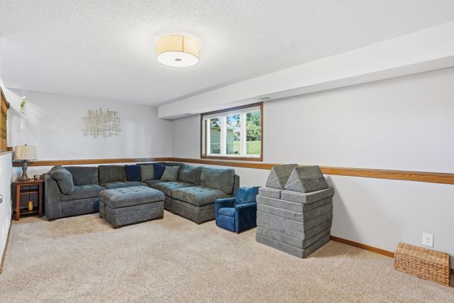 876 Curry Trail, Eagan, MN 55123