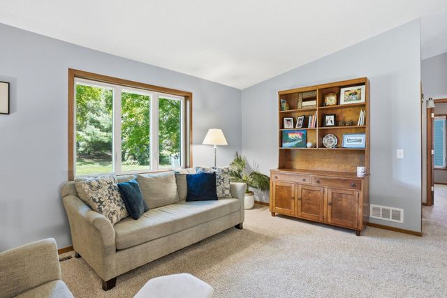876 Curry Trail, Eagan, MN 55123