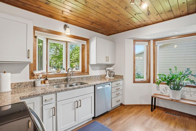 876 Curry Trail, Eagan, MN 55123