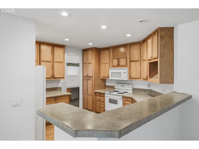 24702 E CEDAR HILL Ter, Welches, OR 97067