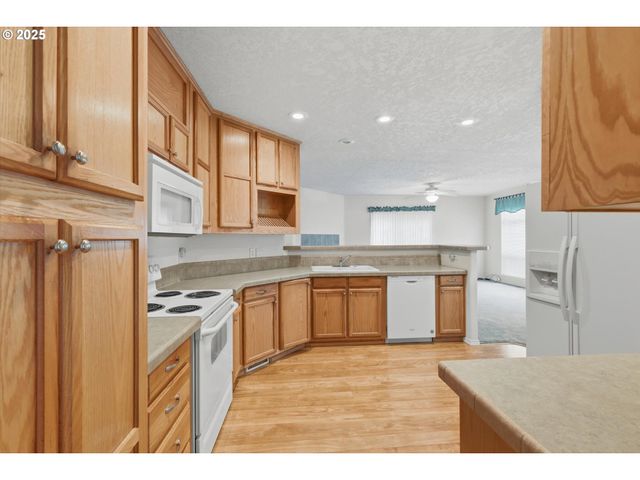 24702 E CEDAR HILL Ter, Welches, OR 97067