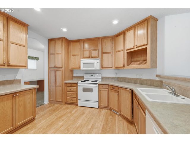 24702 E CEDAR HILL Ter, Welches, OR 97067