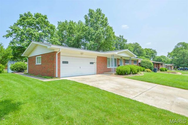 42 Bedford Drive, Belleville, IL 62226