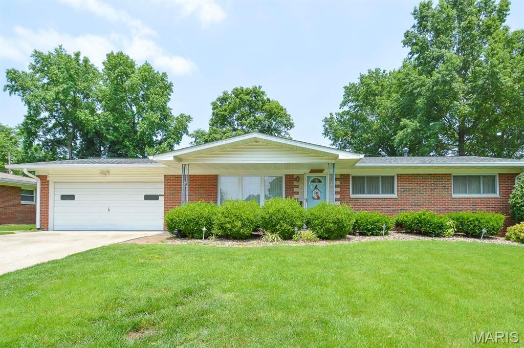 42 Bedford Drive, Belleville, IL 62226