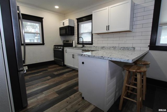 729 S 8TH Street, Clinton, IA 52732