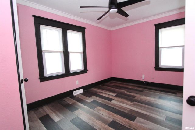 729 S 8TH Street, Clinton, IA 52732