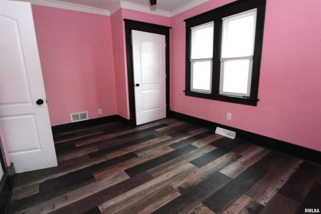 729 S 8TH Street, Clinton, IA 52732