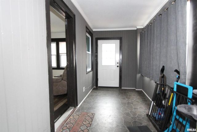 729 S 8TH Street, Clinton, IA 52732