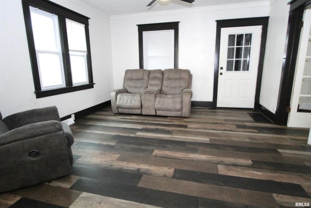 729 S 8TH Street, Clinton, IA 52732