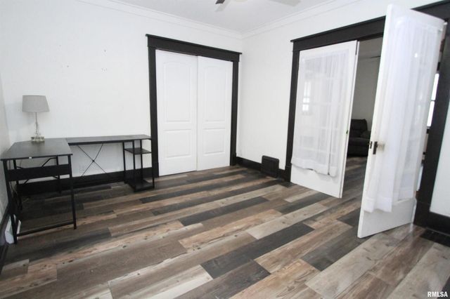 729 S 8TH Street, Clinton, IA 52732