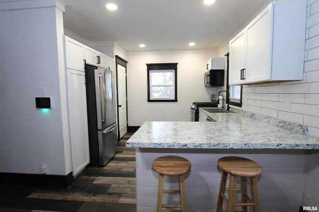 729 S 8TH Street, Clinton, IA 52732