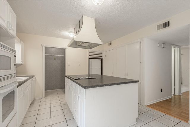 502 Hickory Street, Huntsville, TX 77320