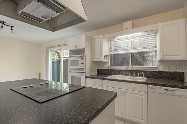 502 Hickory Street, Huntsville, TX 77320