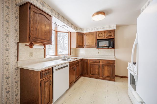 24 Bobbie Drive, Gates, NY 14606