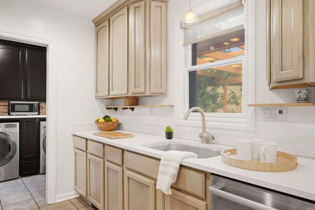 1009 Adams Street SE, Albuquerque, NM 87108