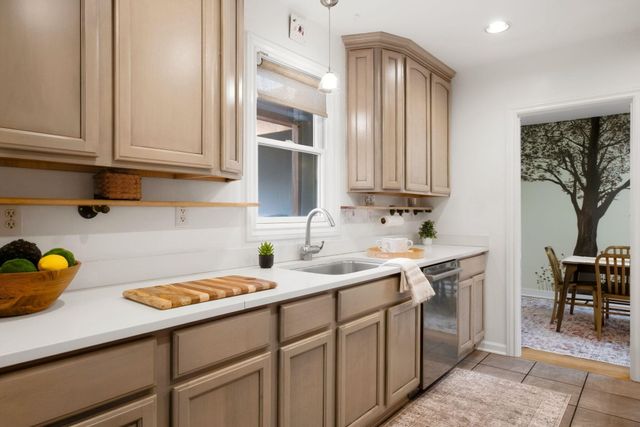 1009 Adams Street SE, Albuquerque, NM 87108