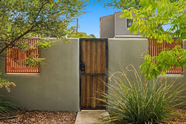 1009 Adams Street SE, Albuquerque, NM 87108