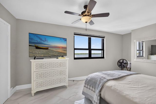 1208 MARINE Way 402, North Palm Beach, FL 33408