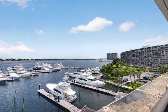 1208 MARINE Way 402, North Palm Beach, FL 33408