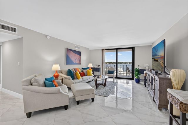 1208 MARINE Way 402, North Palm Beach, FL 33408