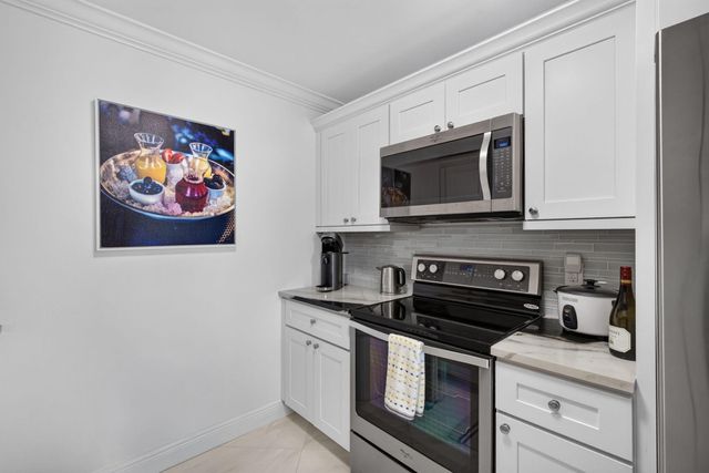 1208 MARINE Way 402, North Palm Beach, FL 33408