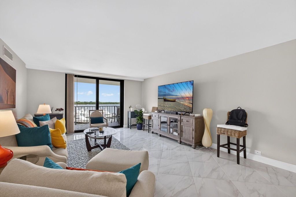 1208 MARINE Way 402, North Palm Beach, FL 33408