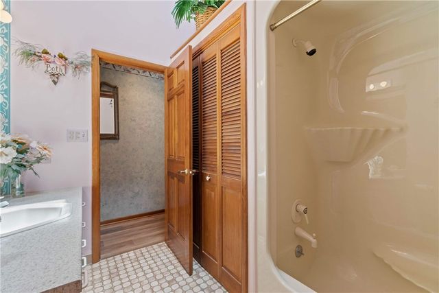 4874 Leona Dr, Whitehall, PA 15227