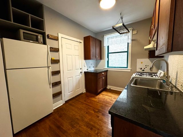 7031 N Sheridan Road 2E, Chicago, IL 60626