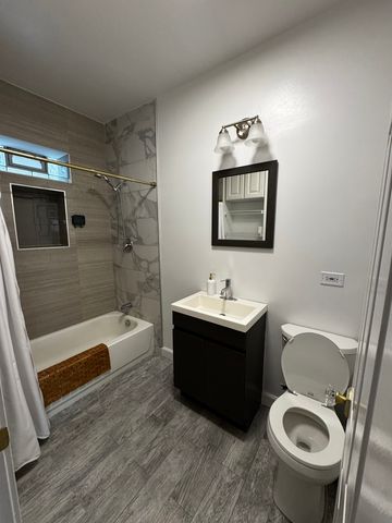 7031 N Sheridan Road 2E, Chicago, IL 60626